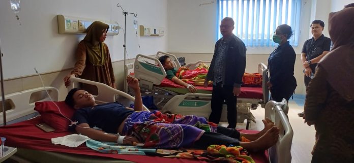 Pj Sekda Barito Utara kunjungi korban keracunan makanan.