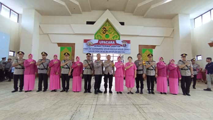 Kapolres Barsel, AKBP Yusfandi Usman didampingi Istri (tengah) bersama Waka Polres dam Kabagops saat berfoto bersama Pejabat yang baru usai acara Sertijab selesai, di Buntok, Sabtu (2/12/2023). Foto. Alifansyah