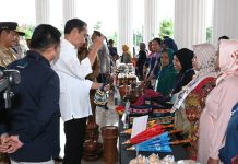 Jokowi Silaturahmi dengan para nasabah program Membina Ekonomi Keluarga Sejahtera (Mekaar) Binaan Permodalan Nasional Madani (PNM)