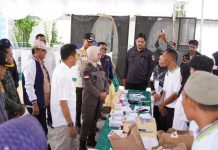 Pj. Bupati Dan Ketua PKK Barut Berikan Hak Suara Pada Pemilu 2024