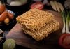 Sebelum Anda Mencobanya, Ketahui Bahaya Makan Mie Mentah