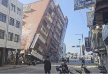 Jepang Keluarkan Peringatan Tsunami Setelah Gempa Mengguncang Taiwan Gambar yang diambil dari rekaman video yang ditayangkan oleh TVBS menunjukkan sebagian bangunan runtuh di Hualien, Taiwan timur, menyusul gempa bumi dahsyat pada 3 April 2024. (TVBS/AP/Kyodo)