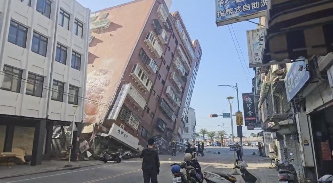 Gambar yang diambil dari rekaman video yang ditayangkan oleh TVBS menunjukkan sebagian bangunan runtuh di Hualien, Taiwan timur, menyusul gempa bumi dahsyat pada 3 April 2024. (TVBS/AP/Kyodo)