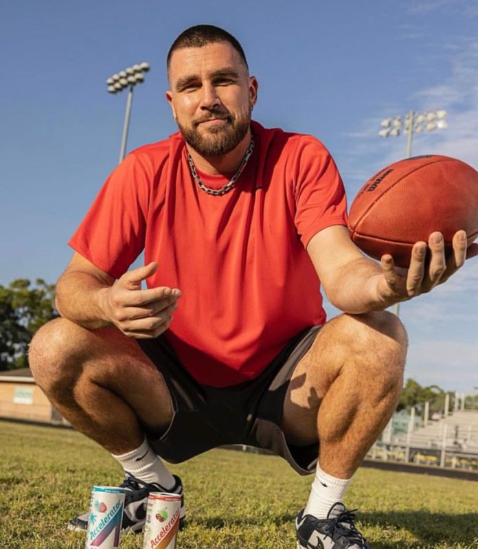 Travis Kelce main Rugby (sumber: instagram @killatrav)