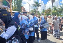 143 Calon Jamaah Haji Barito Utara Berangkat ke Tanah Suci Mekkah Diantarkan Ribuan Warga Ribuan Warga Lepas Keberangkatan 143 JCH Barito Utara ke Tanah Suci Mekah