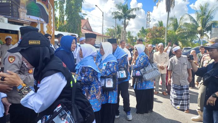 Ribuan Warga Lepas Keberangkatan 143 JCH Barito Utara ke Tanah Suci Mekah