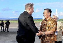 Menko Luhut Sambut Elon Musk saat Tiba di Bali Luhut dan Elon Musk bersalaman (instagram @luhut.pandjaitan)