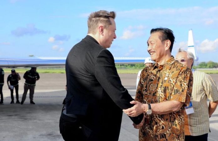 Luhut dan Elon Musk bersalaman (instagram @luhut.pandjaitan)