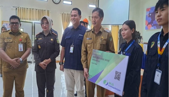 Pj Bupati Lepas Puluhan Peserta Magang Dalam Negri