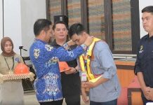 Tingkatkan Kompetensi Tenaga Kerja, Pj Bupati Barut Buka Pelatihan Operator Alat Berat di LPK Kuat Perkasa Abadi Tanjung Tabalong Pj Bupati Barito Utara, Muhlis menyematkan tanda peserta pelatihan operator alat berat di LPK Perkasa Abadi Tanjung, Kabupaten Tabalong, Jumat (31/5/2024). Foto: dok. Humas Barut