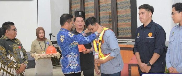 Pj Bupati Barito Utara, Muhlis menyematkan tanda peserta pelatihan operator alat berat di LPK Perkasa Abadi Tanjung, Kabupaten Tabalong, Jumat (31/5/2024). Foto: dok. Humas Barut