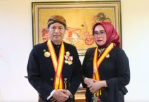 Pj Bupati Barut-Pj Ketua PKK Terima Gelar Ningrat Kehormatan dari Keraton Surakarta Hadiningrat