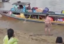 Nyaris Tenggelam! Perahu Bermotor Alami Kebocoran di Sungai Barito Wilayah Barut