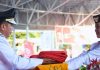Pj Bupati Barut Pimpin Upacara Penurunan Bendera di Tiara Batara Muara Teweh
