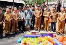 Pj Bupati Hermon Tinjau-Serahkan Bantuan Langsung ke Warga Terdampak Kebakaran Muara Jaan Mura