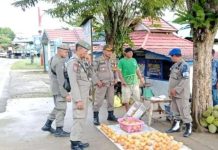 Dinilai Dapat Ganggu Pengguna Jalan, Satpol PP Mura Edukasi Pedagang di Kawasan Jembatan Merdeka