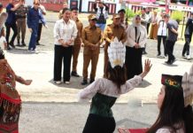 Sambut Bupati Heriyus-Wakil Bupati, Pemkab Mura Gelar Prosesi Tarian dan Potong Pantan Depan Rujab