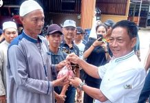 Bupati Heriyus Bagikan Sapi Kurban ke Warga Sekitar Rumah Pribadinya
