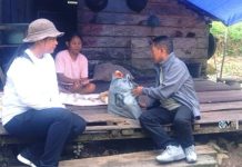 Bupati Heriyus Didampingi Istri Berikan Bantuan Sembako-Uang Tunai kepada Sejumlah Warga Kurang Mampu di Saripoi