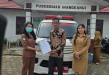 Dewan Akhirudin Serahkan Bantuan Mobil Ambulans ke Puskesmas Mangkahui