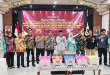 Pj. Bupati Indra Gunawan membuka rapat rekapitulasi hasil PSU Barito Utara