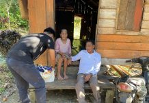 Bupati Heriyus dan Istri Berbagi kepada Masyarakat Kurang Mampu di Jalan Saripoi Mura