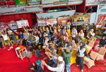 Simpatisan Shalahuddin-Felix Nobar Putusan MK di Posko Pemenangan