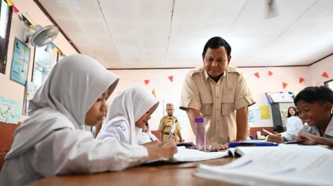 45028-presiden-prabowo-subianto-meninjau-program-mbg-di-sd-bogor