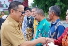 Pj Bupati Barut Resmi Lepas Puluhan PNS Purnabakti di Upacara Senin