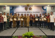 Penghargaan Sahabat Pers Disematkan kepada Bupati Barito Utara di Palangka Raya