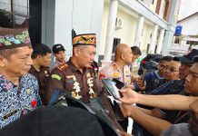 Resmi Bertugas, Kajari Barito Utara Disambut Upacara Adat