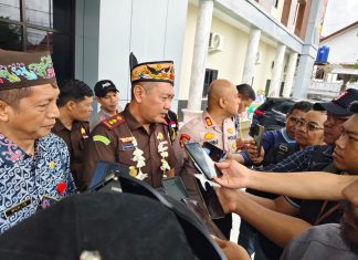 Resmi Bertugas, Kajari Barito Utara Disambut Upacara Adat