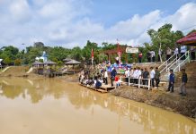 Peringati Hari Jadi Barito Utara, Bupati Shalahuddin Tebar 76 Ribu Bibit Ikan di DAM Trinsing
