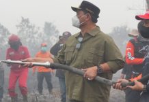 Bupati Shalahuddin Ikut Padamkan Karhutla di Desa Trahean
